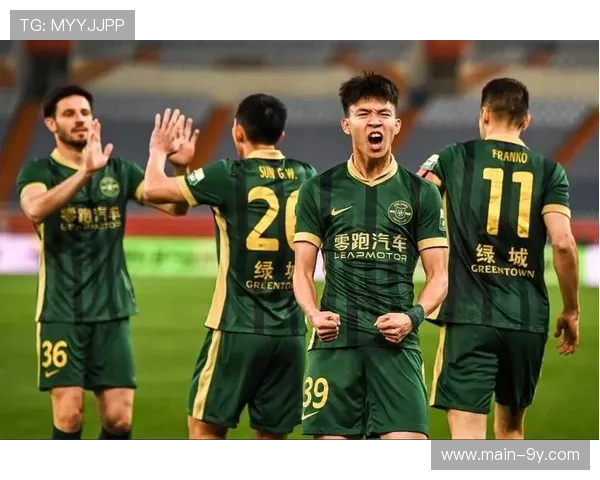 王钰栋创纪录进球瞬间，浙江队替补席全体起立为之欢呼